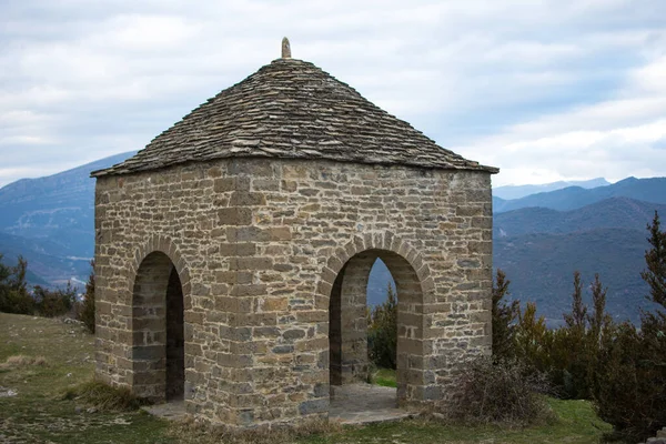 Ein Mittelalterlicher Steinbau Unter Wolkenverhangenem Himmel — Stockfoto