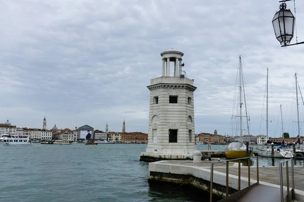 Een Vuurtoren Een Haven Venetië Italië — Stockfoto