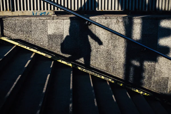 Sombras Das Pessoas Parede Descendo Escadas — Fotografia de Stock