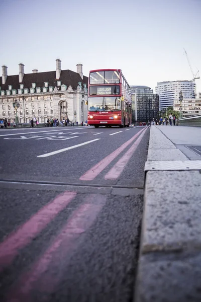 Londres Reino Unido Junho 2015 Vista Baixa Típico Autocarro Vermelho — Fotografia de Stock