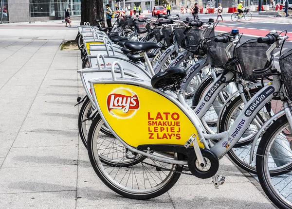 Poznan Poland Aug 2016 Låsta Hyrcyklar Trottoaren Centrum — Stockfoto