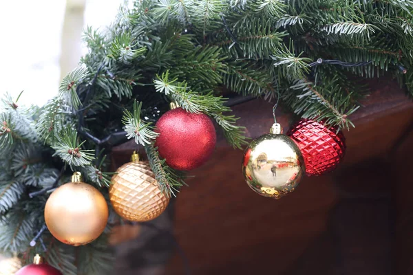 Een Closeup Van Een Klein Cottage Dak Versierd Met Kerstmis — Stockfoto