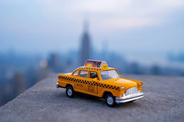 Zbliżenie Ujęcie Modelującego Taksówkarza — Zdjęcie stockowe