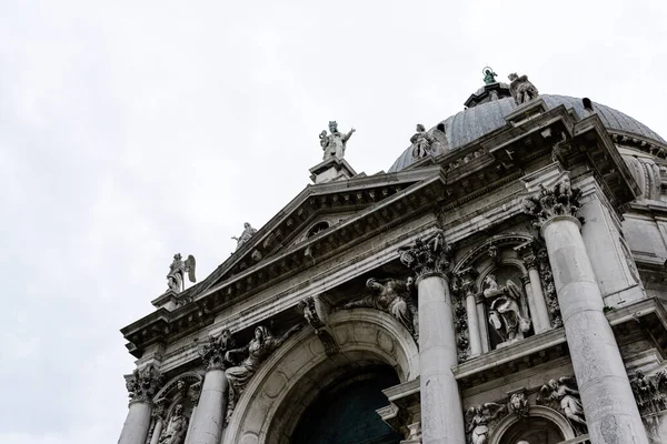 Alacsony Szögű Felvétel Híres Santa Maria Della Salute Templomról Velencében — Stock Fotó