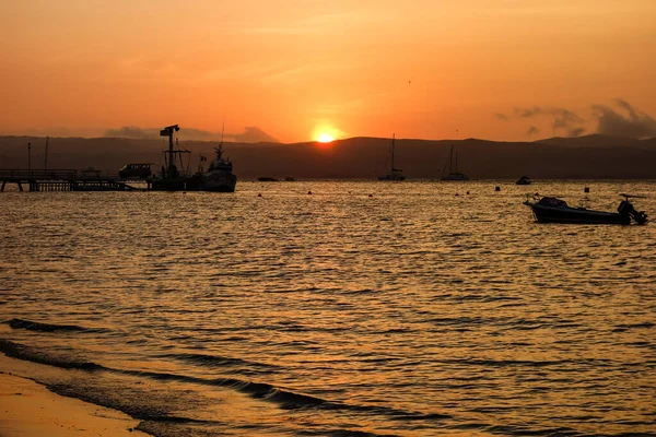 Eine Schöne Aufnahme Eines Meeres Mit Schiffen Bei Sonnenuntergang — Stockfoto