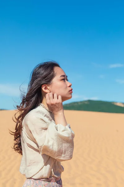 Een Aantrekkelijke Jonge Aziatische Vrouw Met Mooi Lang Haar Wandelen — Stockfoto