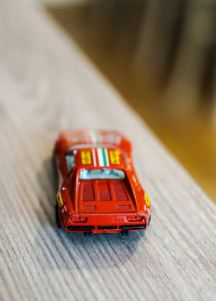 Poznan Polen Okt 2016 Bburago Rotes Spielzeugsportauto Auf Einem Holztisch — Stockfoto