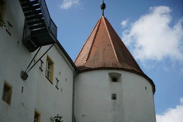 Eine Schöne Aufnahme Eines Antiken Turms Der Einem Gebäude Befestigt — Stockfoto