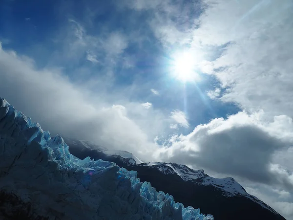 Hermoso Plano Montañas Glaciares Bajo Sol Nubes Blancas Durante Día —  Fotos de Stock