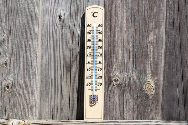 Een Close Van Een Muur Thermometer Tegen Een Houten Oppervlak — Stockfoto
