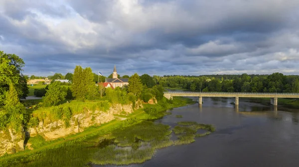 城と橋のある緑豊かなエリアの広い美しい景色 — ストック写真