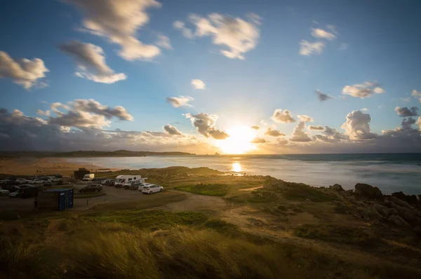 Paesaggio Panoramico Riva Mare Con Bellissimo Tramonto All Orizzonte — Foto Stock