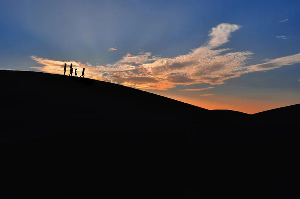 Une Belle Vue Des Silhouettes Des Gens Sur Les Dunes — Photo