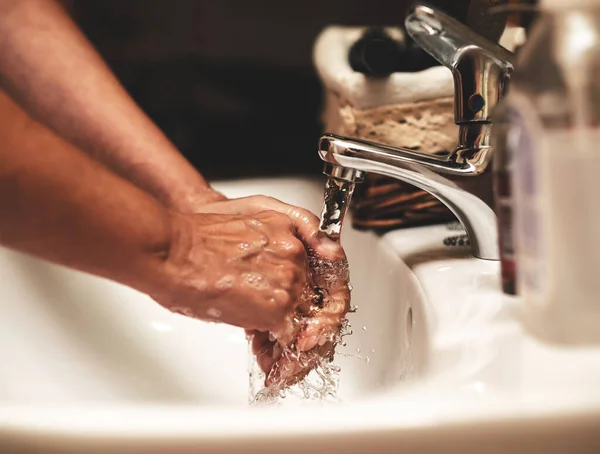 Tiro Close Uma Pessoa Lavando Mãos Sobre Pia — Fotografia de Stock