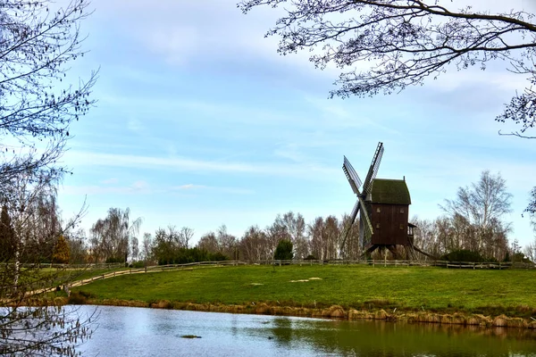 Красивый Пейзаж Старым Ветряком Вдали — стоковое фото