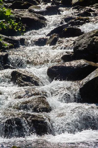 Tiro Vertical Uma Cachoeira Uma Paisagem Rochosa — Fotografia de Stock