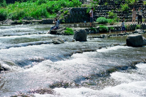 Hakone Japan Japan Jul 2016 Beberapa Orang Bersantai Tepi Sungai — Stok Foto