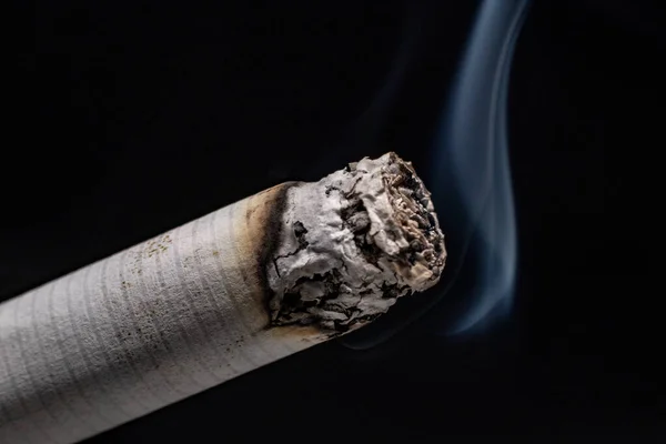 Detailní Záběr Hořící Cigarety Izolované Černém Pozadí — Stock fotografie