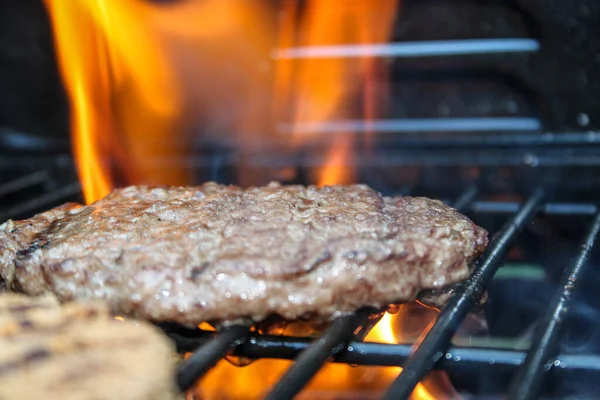 Hambúrguer Carne Churrasqueira Com Chamas Laranja Churrasco Piquenique Férias — Fotografia de Stock