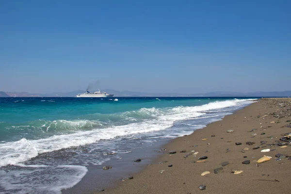 Ein Sandstrand Und Welliges Meer Mit Einem Schiff — Stockfoto