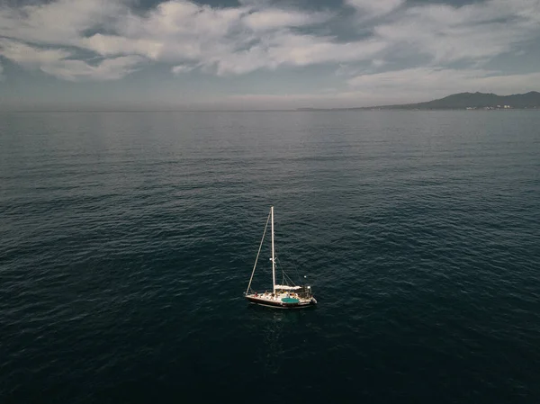 Een Zeilboot Drijvend Het Water — Stockfoto