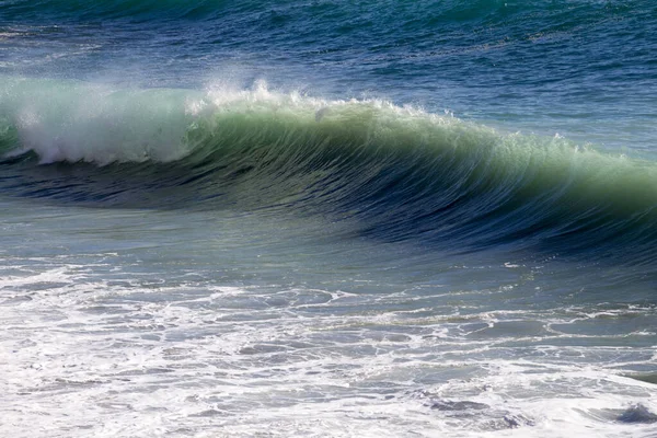 在多风的日子里 海面上的泡沫般的波浪 — 图库照片