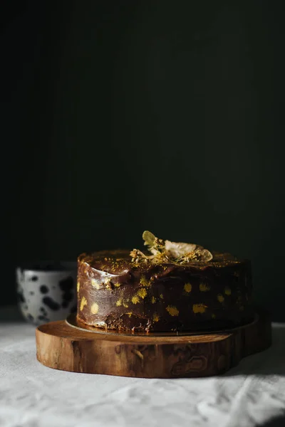 Vertical Shot Freshly Baked Homemade Chocolate Cake Table — Stock Photo, Image