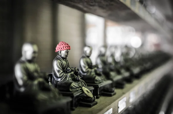 Вибірковий Фокус Зроблений Маленьких Статуеток Буддизму Плетеним Капелюхом — стокове фото