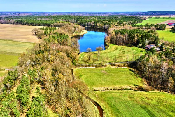 Una Impresionante Toma Lago Rodeado Vegetación Día Soleado — Foto de Stock