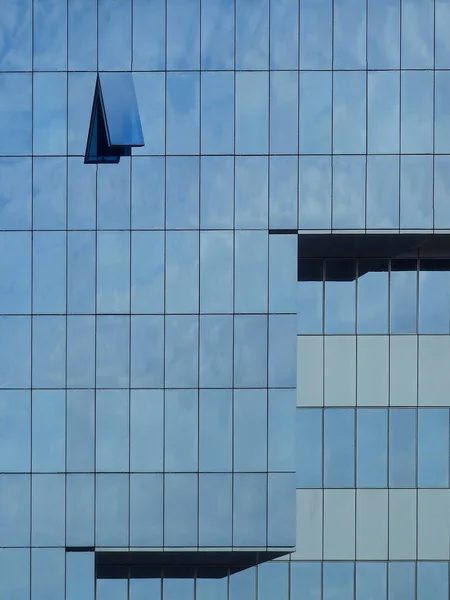 Vertical Shot Modern Building Glass Walls Windows Daytime — Stock Photo, Image