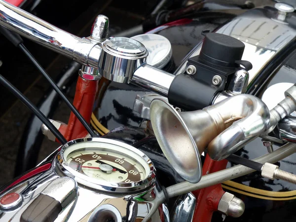 Μια Closeup Εξαιρετικά Γυαλισμένο Χρωμίου Μέρη Μιας Παλιάς Μοτοσικλέτας — Φωτογραφία Αρχείου