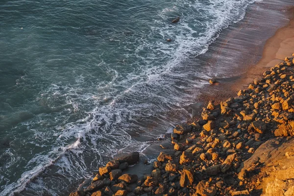 Una Playa Rodeada Rocas Mar Bajo Luz Del Sol Ideal —  Fotos de Stock