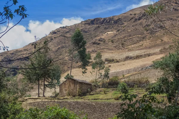 Bulutlu Gökyüzünün Altındaki Güzel Dağlar Duvar Kağıtları Için Harika — Stok fotoğraf