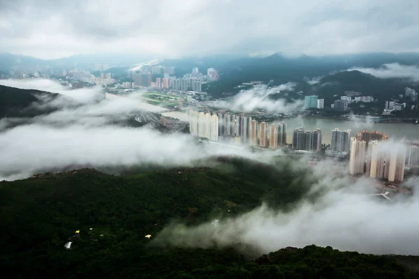 Uma Vista Aérea Fascinante Cidade Hong Kong Através Das Nuvens — Fotografia de Stock