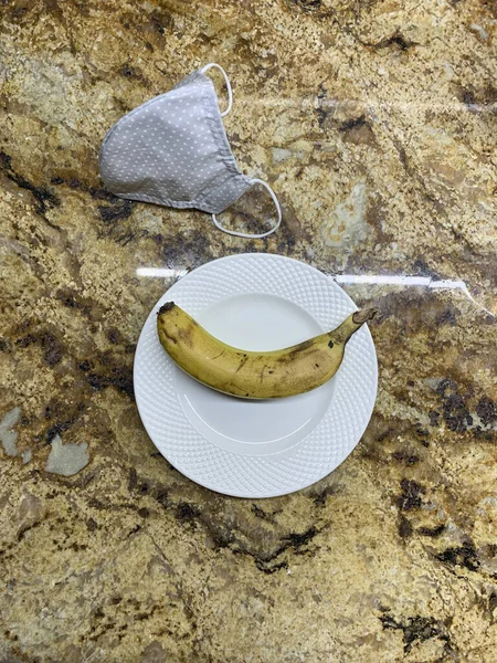 Μια Κορυφαία Άποψη Μιας Μπανάνας Ένα Πιάτο Στο Τραπέζι Μια — Φωτογραφία Αρχείου