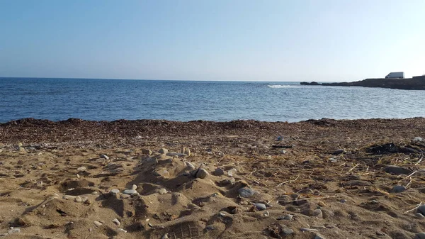 Sebuah Sudut Rendah Ditembak Pantai Dengan Pantai Penuh Kerikil Dan — Stok Foto