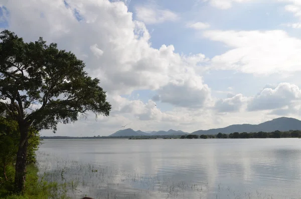 Belo Tiro Lago Com Colinas Fundo — Fotografia de Stock