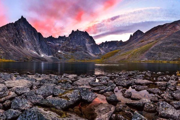 Μια Φανταστική Θέα Ηλιοβασίλεμα Πάνω Από Μια Λίμνη Grizzly Tombstone — Φωτογραφία Αρχείου