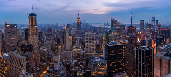 位于曼哈顿的纽约市夜景与摩天大楼的全景照片 — 图库照片