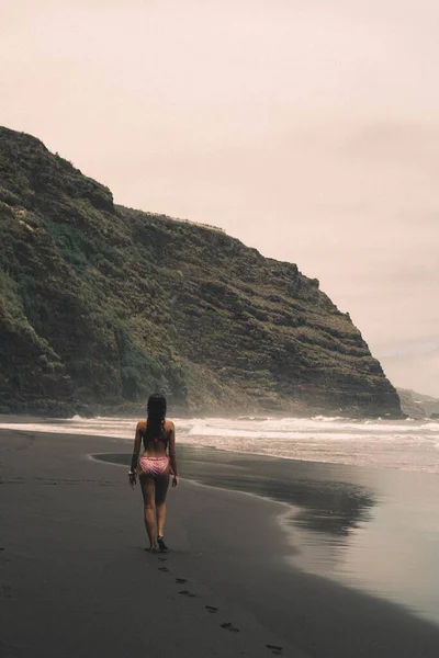 Vertical Shot Female Beach Cliffs Background — Stock Photo, Image