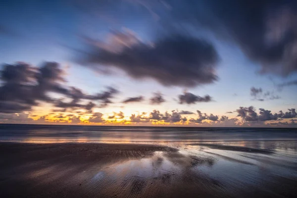 Una Magnífica Foto Playa Las Nubes Esponjosas Cielo Durante Puesta — Foto de Stock