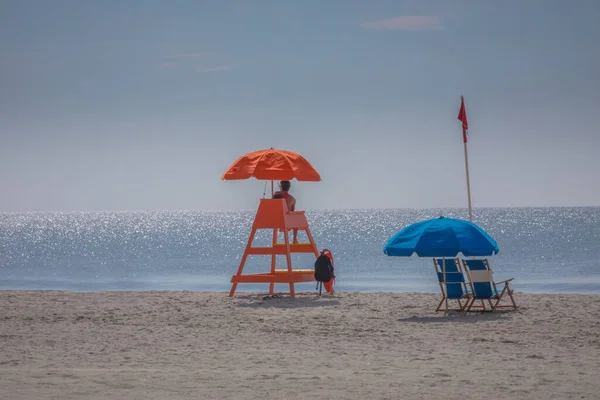 Plavčík Sedící Židli Myrtle Písečné Pláži Jižní Karolína — Stock fotografie