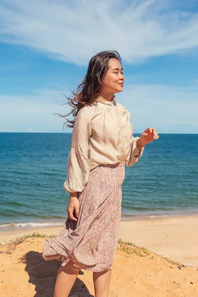 Egy Vonzó Fiatal Ázsiai Gyönyörű Hosszú Hajjal Tengerparton Sétálva Élvezve — Stock Fotó