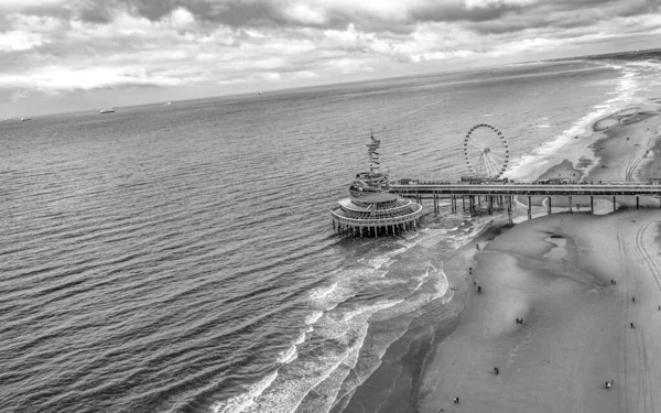 Een Grijswaarden Opname Van Scheveningse Pier Den Haag — Stockfoto