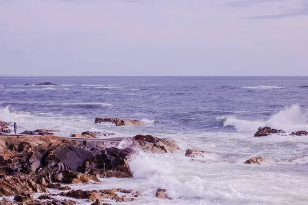 Una Playa Rocosa Con Salpicaduras Mar —  Fotos de Stock