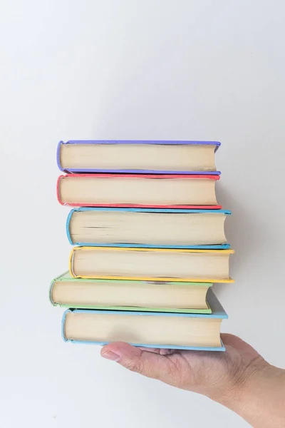 Tiro Vertical Uma Pessoa Segurando Livros Empilhados Com Fundo Branco — Fotografia de Stock