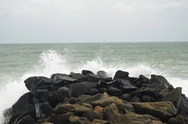 Die Meereswellen Die Auf Die Felsen Schlagen Großartig Für Tapeten — Stockfoto