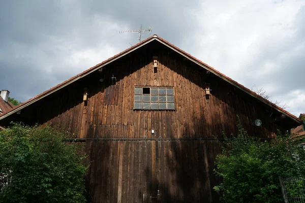 Una Hermosa Toma Ángulo Bajo Una Casa Rural —  Fotos de Stock