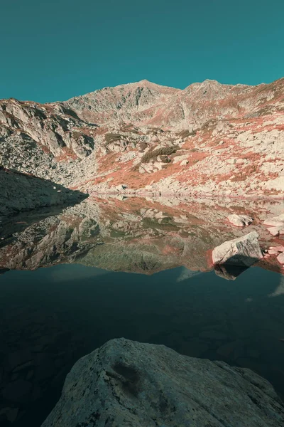 Прекрасний Знімок Скелястого Гірського Пейзажу Під Сонячним Світлом — стокове фото