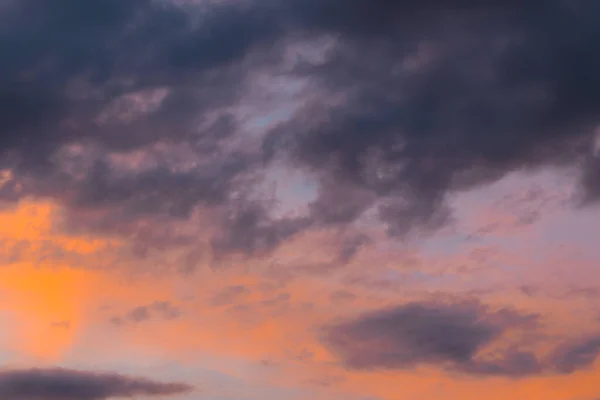 日没時のカラフルな雲の低角度ショット — ストック写真